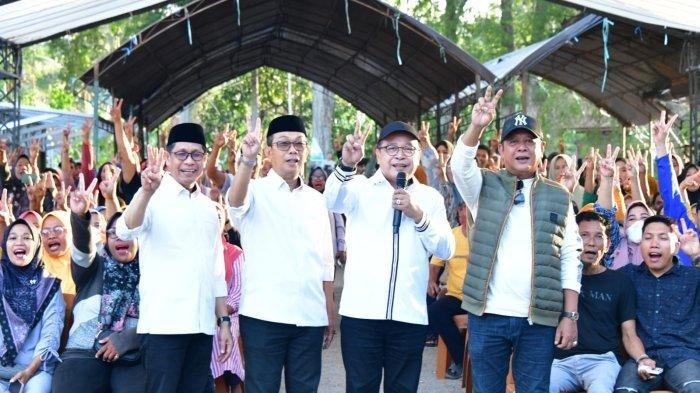 PILKADA SOPPENG - Pasangan Suwardi Haseng dan Selle KS Dalle berkampanye didampingi mantan anggota DPR RI Supriansa, Ketua DPD II Golkar Soppeng Andi Kaswadi Razak pada 2024 lalu. Pasangan Suwardi Haseng dan Selle KS Dalle akan dilantik sebagai Bupati Soppeng dan Wakil Bupati Soppeng pada 20 Februari 2025.