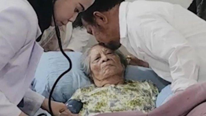 Syahrul Yasin Limpo mencium kening ibunya Nurhayati Yasin Limpo saat menjenguknya di kediaman Jl Haji Bau Makassar, Rabu (11/10/2023). SYL secara resmi ditetapkan sebagai tersangka KPK atas dugaan korupsi.