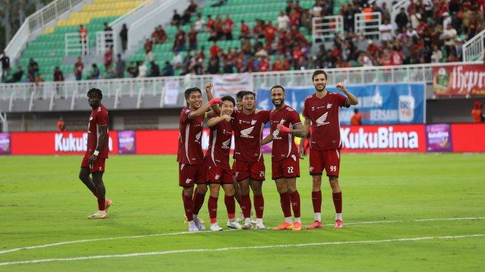 TAMPIL FIGHT – Skuad PSM Makassar selebrasi saat melawan Malut United pada pekan 32 Liga 1 2024/2025 di Stadion BJ Habibie, Parepare, Sabtu (10/5/2025). Suporter minta PSM Makassar tampil fight lawan Barito Putera pada pekan 33 Liga 1 di Stadion Demang Lehman, Banjar, Kalimantan Selatan, Sabtu (17/5/2025).