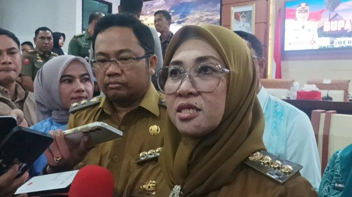 TERDUGA TERORIS - Bupati Gowa Husniah Talenrang angkat bicara soal warganya ditangkap diduga terafiliasi jaringan teroris. Husniah akan meningkatkan pendampingan dan pengawasan bagi pelajar. Hal ini dikatakannya di Kantor Bupati Gowa Jl Masjid Raya, Kecamatan Somba Opu, Senin (24/5/2025).