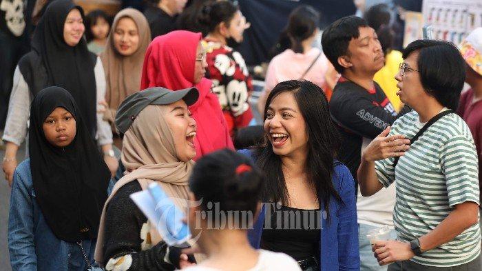 Sejumlah warga memadati Karnaval Budaya 'Jappa Jokka' Cap Go Meh yang berlangsung di Jl Sulawesi, Makassar, Sabtu (24/2/2024). Warga Makassar menggelar tradisi Jappa Jokka Cap Go Meh sebagai ritual dalam mengakhiri perayaan Tahun Baru Imlek 2575 Mu Long Nian (Tahun Naga Kayu).