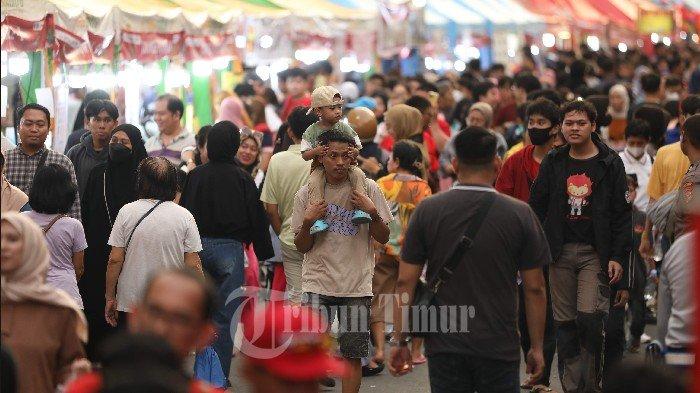 Warga membawa anak dibahunya disela keramaian Karnaval Budaya 'Jappa Jokka' Cap Go Meh di Jl Sulawesi, Makassar, Sabtu (24/2/2024). Warga Makassar menggelar tradisi Jappa Jokka Cap Go Meh sebagai ritual dalam mengakhiri perayaan Tahun Baru Imlek 2575 Mu Long Nian (Tahun Naga Kayu).