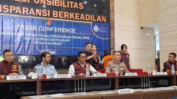 Direktorat Tindak Pidana Umum Bareskrim Polri menangkap seorang wanita berinisial FLA (36) dalam kasus tindak pidana perdagangan orang (TPPO). Modus dalam kasus itu yakni membawa warga negara Indonesia (WNI) ke Australia dengan dipekerjakan sebagai pekerja seks komersial (PSK) di Sydney. Dalam pengungkapan kasus, Direktorat Tindak Pidana Umum Bareskrim Polri bekerja sama dengan Australian Federal Police (AFP).