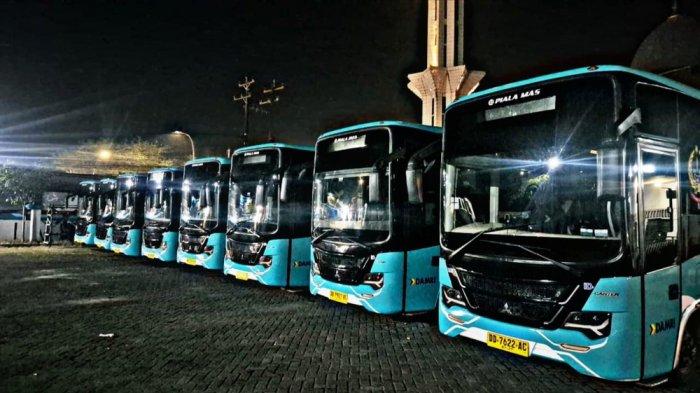 TRANS SULSEL - Potret Armada Bus Trans Sulsel disiapkan mengaspal di Kota Makassar mulai Juli 2025. Sebanyak 27 bus disiapkan dengan 54 pramudi