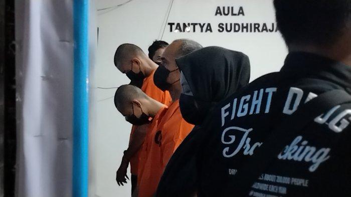 Tampang empat pelaku peredaran narkoba saat dihadirkan dalam rilis yang dipimpin Kapolres Pelabuhan Makassar AKBP Restu Wijayanto, di kantornya, Sabtu (20/7/2024) malam.
