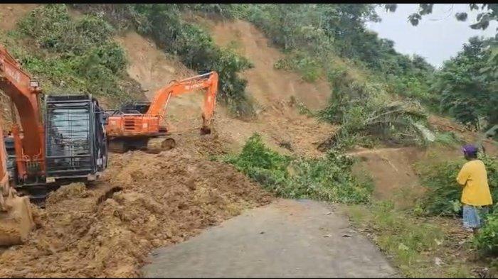 LONGSOR LATIMOJONG - Seorang warga Desa Kadundung, Kecamatan Latimojong, Kabupaten Luwu, Sulsel, memperhatikan 1 dari 4 unit excavator yang membuka akses jalan ke 11 desa di pegunungan Latimojong, Sabtu (5/5/2024) siang. Hingga saat ini ada sekitar 3000 warga di pedalaman berjarak 350 km dari Makassar ini terisolir selama 2 hari.