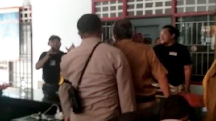 Tangkapan Layar Kades Baltar non aktif Mansur dan Plh Kades Baltar Arismunandar bersitegang di Kantor Desa Baltar, Kecamatan Tarowang, Kabupaten Jeneponto, Sulsel, Selasa (23/4/2024) 
 