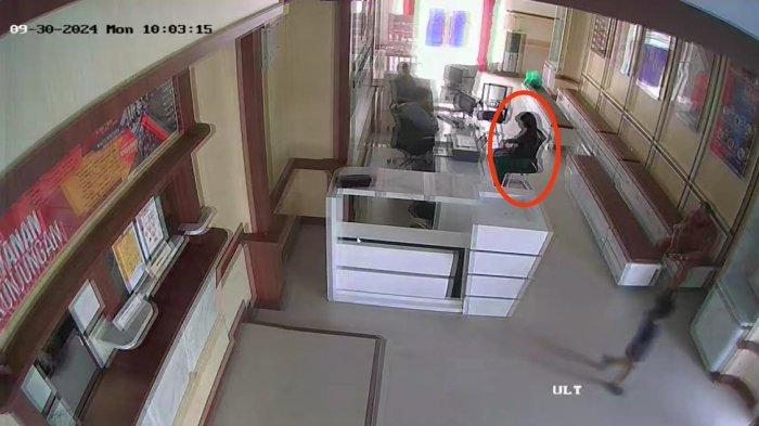 Tangkapan rekaman CCTV AR saat berusaha selundupkan narkoba ke dalam lapas.