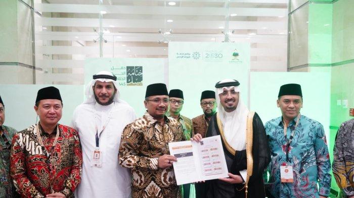 Menteri Agama RI Yaqut Cholil Qoumas menerima piagam dari Kerajaan Saudi di awal malam tasyakuran Haji 2024 di Kantor Kementerian Haji dan Umrah Arab Saudi, Mekah, Selasa (18/6/2024). Ikut mendampingi Gus Men, Wakil Menteri Agama Saiful Rahmat Dasuki, Sekjen Kemenag RI M Ali Ramdhani, Dirjen PHU Hilman Latief, Staf Khusus Menteri Ishfah Abidal Aziz, Direktur Layanan Haji Luar Negeri Subhan Chalid, dan Konsul KJRI Jeddah Yusron Bahauddin Ambary.