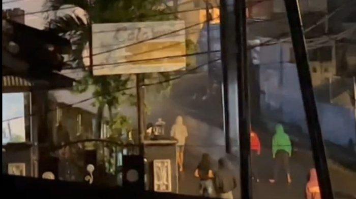 Petugas kepolisian menangani kasus tawuran di Gowa