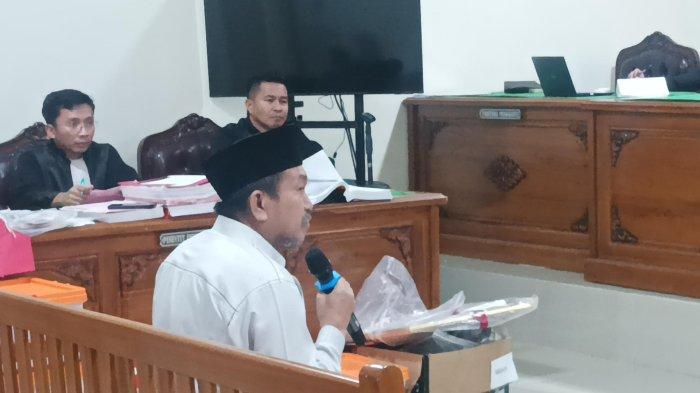 Terdakwa Andi Ibrahim eks Kepala Perpustakaan UIN Alauddin Makassar menjalani sidang kasus sindikat uang palsu dengan agenda pemeriksaan terdakwa di ruang Kartika Pengadilan Negeri (PN) Sungguminasa, Jl Usman Salengke, Kecamatan Somba Opu, Kabupaten Gowa, Sulawesi Selatan (Sulsel), Rabu (2/7/2025)