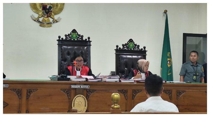 SIDANG UANG PALSU -  Terdakwa Annar Salahuddin Sampetoding menjalani sidang lanjutan perkara sindikat uang palsu di Pengadilan Negeri (PN) Sungguminasa Jl Usman Salengke, Kecamatan Somba Opu, Kabupaten Gowa, Rabu (4/5/2025). Annar menjalani agenda sidang tanggapan atau jawaban JPU atas eksepsi. 