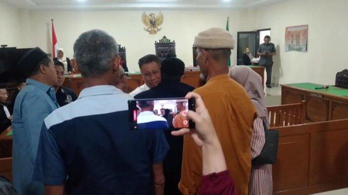 Terdakwa Annar Salahuddin Sampetoding tak kuasa menahan tangis usai menjalani sidang perkara uang palsu di ruangan Kartika Pengadilan Negeri (PN) Sungguminasa, Jl Usman Salengke, Kecamatan Somba Opu, Kabupaten Gowa, Sulawesi Selatan (Sulsel), Rabu (28/5/2025) (TribunGowa.com/Sayyid Zulfadli)