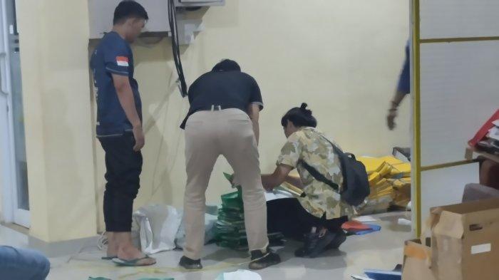 Terlihat polisi saat memeriksa berkas dan menggeledah ruang arsip Pemkot Parepare, Jumat malam, (19/7/2024).


Terlihat polisi saat memeriksa berkas dan menggeledah ruang arsip Pemkot Parepare, Jumat malam, (19/7/2024).
