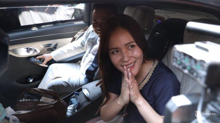 Terpidana kasus pembunuhan berencana 'kopi sianida', Jessica Kumala Wongso keluar usai mengurus adminstrasi wajib lapor di Balai Pemasyarakatan Kelas I Jakarta Timur, Minggu (18/8/2024). Direktorat Jenderal Pemasyarakatan (Ditjen PAS) Kementerian Hukum dan Hak Asasi Manusia (Kemenkumham) RI menyatakan bahwa terpidana kasus pembunuhan Wayan Mirna Salihin, Jessica Kumala Wongso bebas bersyarat terhitung mulai Minggu, 18 Agustus 2024. (TRIBUNNEWS/IRWAN RISMAWAN)