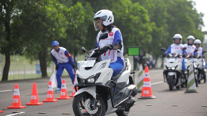 AHSRIC 2025 - Para instruktur dan advisor dari seluruh Indonesia beradu kemampuan di ajang The 16th Astra Honda Safety Riding Instructors Competition (AHSRIC) 2025 di Astra Honda Motor Safety Riding Park (AHMSRP), Cikarang, Bekasi, 15-18 Juni 2025. AHSRIC 2025 mempertandingkan 9 kategori.