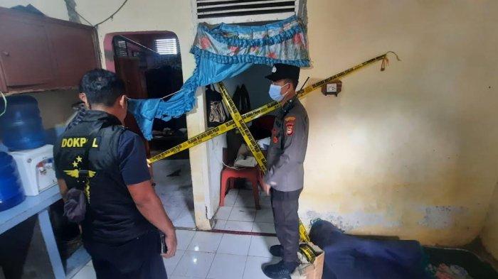 Tim Dokpol Biddokkes Polda Sulsel tiba di lokasi temuan mayat wanita di Jl Rajawali 1 Lorong 13, Kecamatan Mariso, Kota Makassar, Sabtu (18/1/2025).