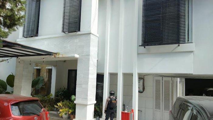 Tim Penyidik Komisi Pemberantasan Korupsi (KPK) menggeledah rumah keluarga eks Menteri Pertanian Syahrul Yasin Limpo di Jl Letjen Hertasning, Makassar, Kamis (16/5/2024) siang.