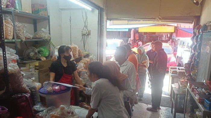 PASAR - Tim Perumda Pasar Makassar Raya saat memberikan Surat Peringatan (SP) terhadap pedagang yang tidak membayar jasa produksi (jaspro) di New Makassar Mall alias Pasar Sentral, Selasa (3/6/2025)