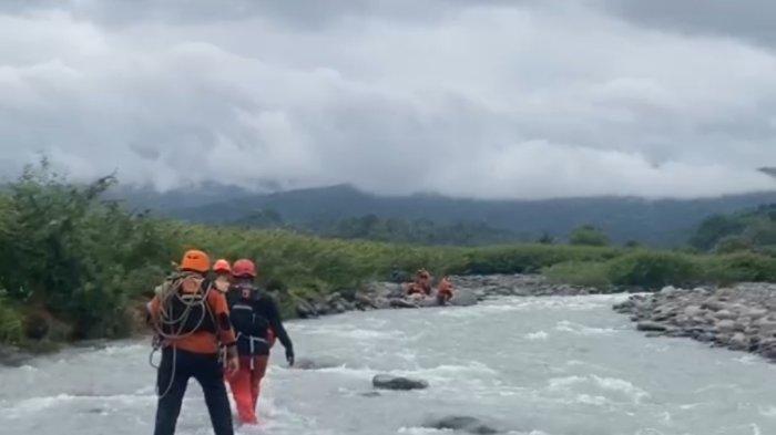 Tim SAR Gabungan menyisir aliran Ssungai Bili-bili, Kecamatan Parangloe, Kabupaten Gowa, Sulawesi Selatan mencari korban longsor, Jumat (18/11/2022).
