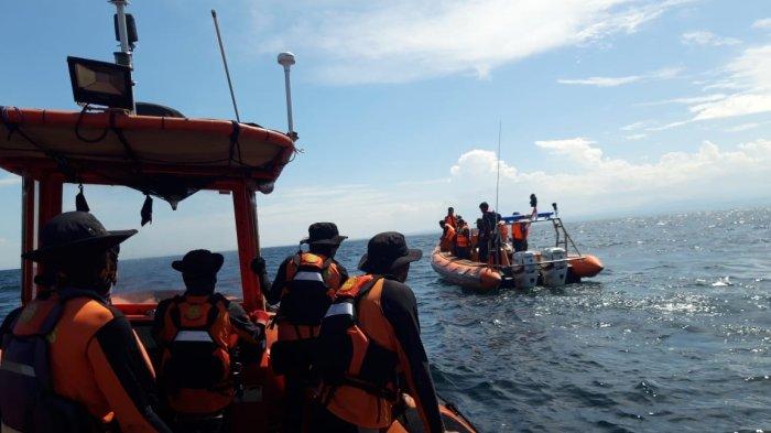 Tim SAR gabungan melakukan pencarian 3 orang korban kapal hewan tenggelam di batas perairan Kabupaten Bantaeng-Jeneponto, Sulawesi Selatan (Sulsel), Kamis (19/6/2025).