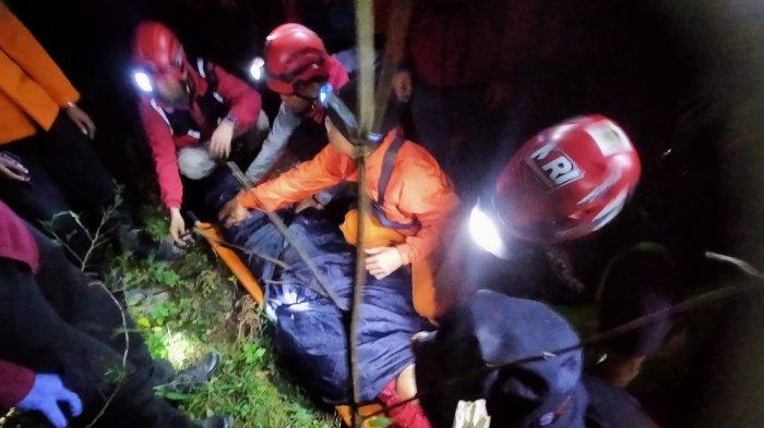 Tim SAR mengevakuasi dua pendaki gunung Bawakaraeng yang mengalami hipotermia, Jumat (16/8/2024) malam.