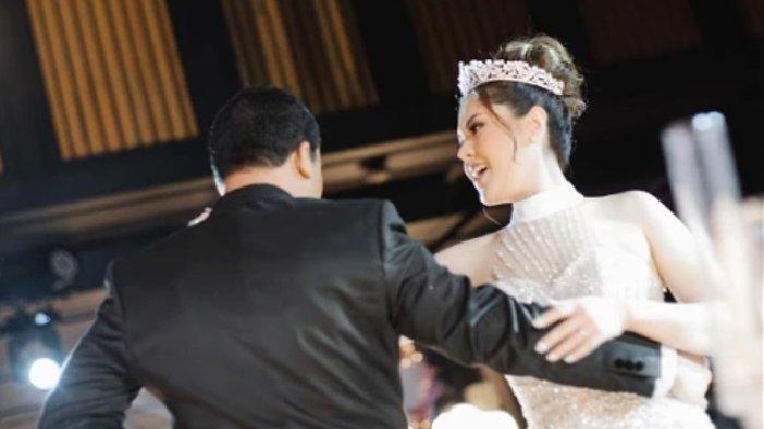 Tina Toon berdansa dengan suaminya Daniel.