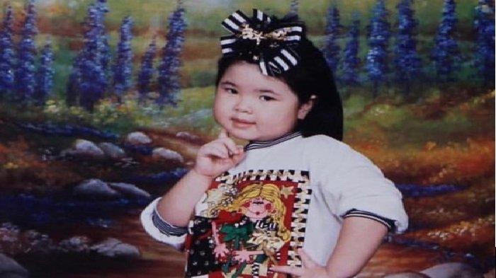 Tina Toon kecil dengan gayanya yang menggemaskan.