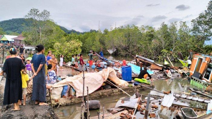 PUTING BELIUNG – Hujan lebat disertai angin kencang melanda Dusun Torro Campae, Desa Padang Kalua, Kecamatan Bua, Kabupaten Luwu, Minggu (22/6/2025) dini hari, menyebabkan enam rumah warga mengalami kerusakan berat.