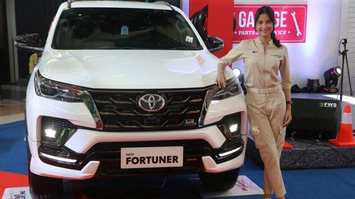 Kalla Toyota memperkenalkan varian terbaru dari lini SUV andalannya, Toyota Fortuner GR Sport 2024 dalam Smart Upgrade Festival di Atrium Mall Ratu Indah Makassar, Senin (13/5).