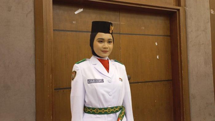 Alam ditunjuk menjadi pembawa baki bendera merah putih saat Hari Ulang Tahun ke-79 di Lapangan Merdeka Bone, Sulsel.