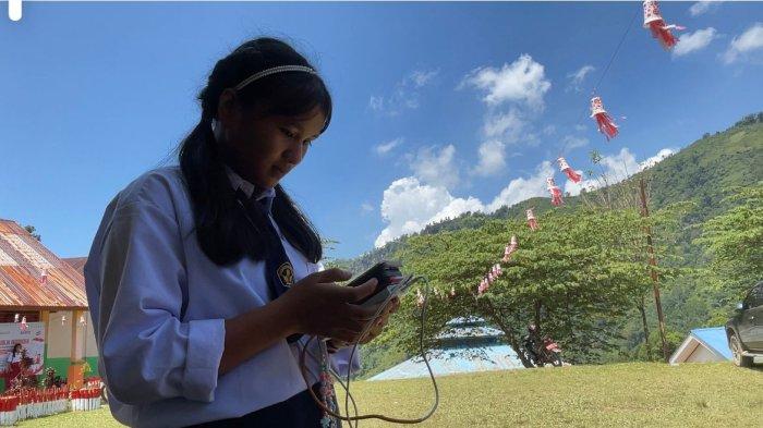 Warga Desa Ilan Batu Uru, Kecamatan Walenrang Barat, Kabupaten Luwu, Sulawesi Selatan sudah bisa mengakses internet bertepatan dengan HUT ke-79 Republik Indonesia.
