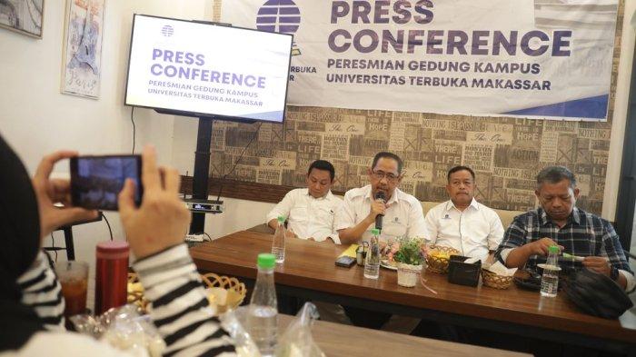 Direktur UT Makassar, Prof Abdul Rahman Rahim (kedua kiri) menyamapikan peresmian gudung baru Universitas Terbuka (UT) Makassar dihadapan wartawan aat menggelar jumpa pers di De Capitol Cafe, Jl Dr Leimena, Makassar, Sabtu (6/7/2024). Peresmian gedung kampus baru ini dijadwalkan berlangsung pada Rabu, 10 Juli 2024, dan akan dilakukan oleh Menteri Koordinator Bidang Pembangunan Manusia dan Kebudayaan (PMK), Muhadjir Effendy.