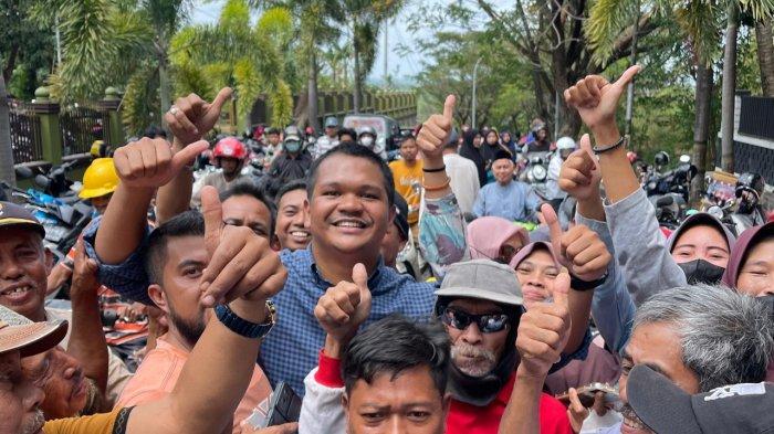 Fathul Fauzi Nurdin bersama warga Bantaeng -  Uji siap maju di Pilkada 2024 Kabupaten Bantaeng, Sulawesi Selatan (Sulsel).
 
