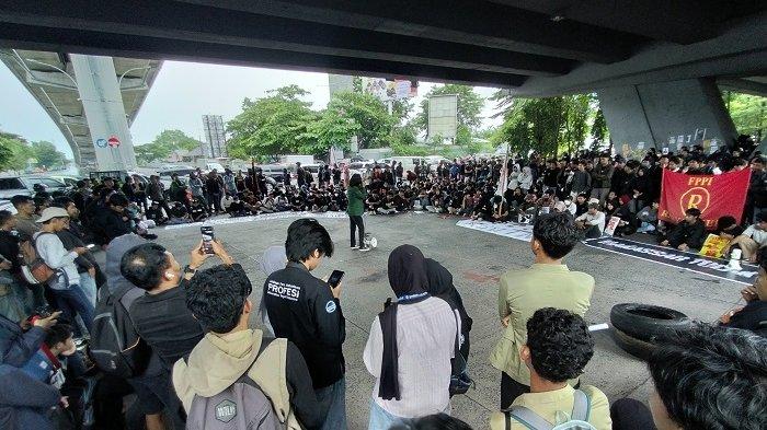 Unjuk rasa Tolak RUU TNI berlangsung di bawah jalan layang Fly Over, perempatan Jl AP Pettarani-Urip Sumoharjo, Makassar, Kamis (20/3/2025)