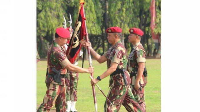Upacara sertijab Dangrup 1 Kopassus dari Kolonel Inf Romel Jangga Wardhana kepada penggantinya, Kolonel Inf Irfan Amir berlangsung di Lapangan Hijau, Grup 1 Kopassus, Serang, Kamis (16/11/2023). Upacara sertijab ini dipimpin Danjen Kopassus Mayjen TNI Deddy Suryadi. 
