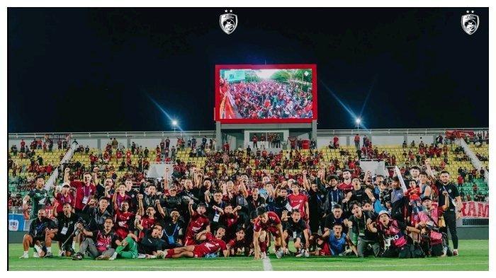 BURSA TRANSFER PSM MAKASSAR – Pemain, pelatih dan official PSM Makassar berfoto bersama usai laga terakhir Liga 1 2024/2025 melawan Persita Tangerang di Stadion BJ Habibie, Parepare, Jumat (23/5/2025) malam. Inilah update bursa transfer PSM Makassar.