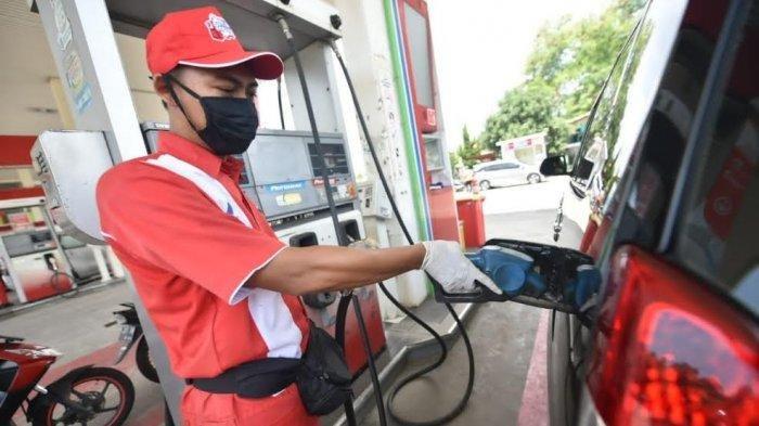 Pengisian BBM di salah satu SPBU di wilayah Pertamina Sulawesi, beberapa waktu lalu. 