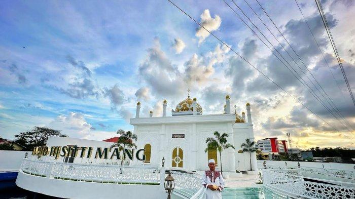Ustadz Das'ad Latif saat berfoto di Masjid Hj Sitti Mang di Jl Jalur Lingkar Barat No 22, Tamalanrea, Kota Makassar.