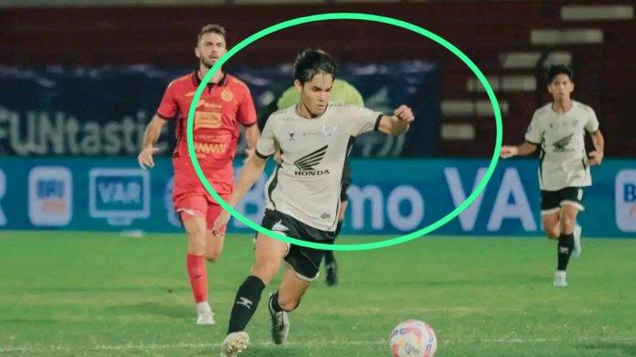 Winger PSM Makassar, Victor Dethan, saat melawan Persija Jakarta pada pekan ke-7 Liga 1 2024/2025 di Stadion Sultan Agung, Bantul, Daerah Istimewa Yogyakarta, Sabtu (28/9/2024). Victor Dethan, menunjukkan performa gemilang di musim 2024/2025. Dari cadangan kini menjadi starter utama, siap membawa PSM Makassar menuju papan atas Liga 1.