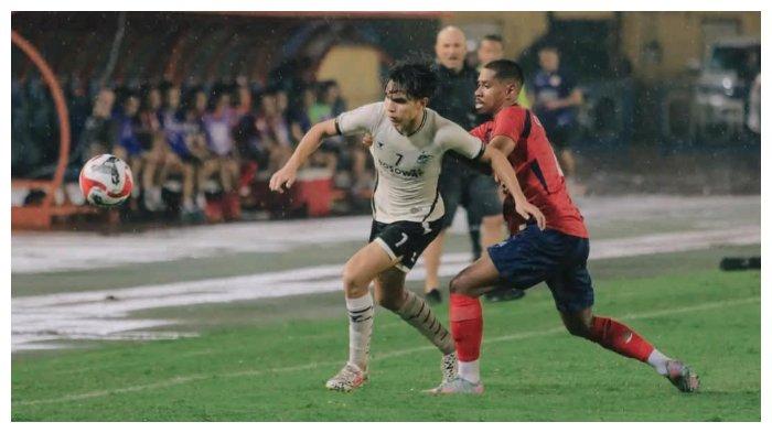 PSM MAKASSAR - Victor Dethan dikawal pemain Cong An Ha Noi (CAHN) FC pada leg kedua semifinal ASEAN Club Championship (ACC) 2024/2025 di Stadion Hang Day, Hanoi, Vietnam, Rabu (30/4/2025) malam. Pelatih PSM Makassar, Bernardo Tavares menyebut kekalahan timnya tak lepas dari perbedaan persiapan.