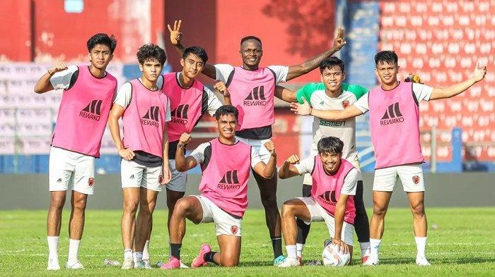 Victor Mansaray latihan bersama pemain PSM Makassar di Stadion Brawijaya jelang bersua Persik Kediri pada pekan 23 Liga 1 2023/2024, Minggu (17/12/2023).