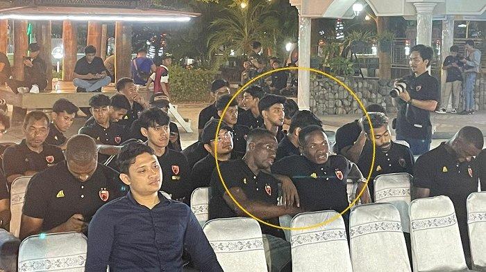 Victor Mansaray turut hadir bersama pemain PSM Makassar saat bersilaturahmi bareng Pj Gubernur Sulsel di Rujab Gubernur, Rabu (1/11/2023) malam.