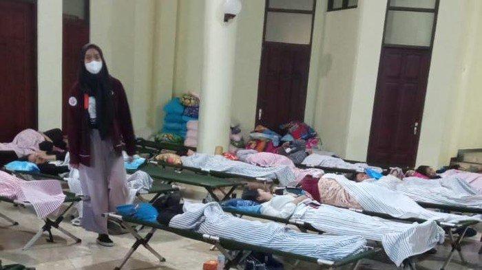 Foto viral puluhan Maba UB pingsan saat latihan Paper Mob Pra Ospek.