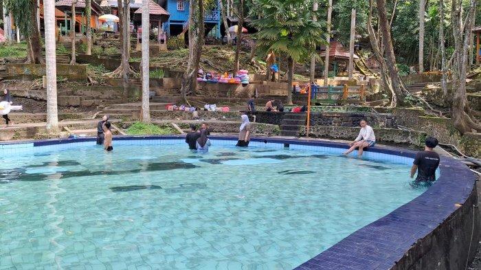 Destinasi wisata Pemandian Air Panas Lejja di Desa Bulue, Kecamatan Marioriawa, Soppeng, Sulsel, ramai dikunjungi wisatawan, Minggu (1/6/2025).