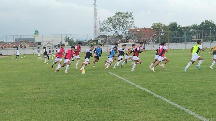 Wajah baru di latihan perdana PSM Makassar di lapangan Kalegowa, Gowa, Senin (1/7/2024).