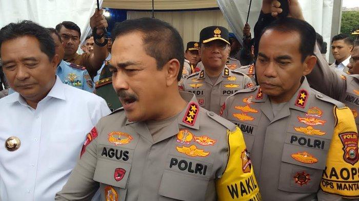 Wakapolri Komjen Pol Agus Andrianto didampingi Kapolda Sulsel Irjen Pol Andi Rian R Djajadi dan PJ Gubernur Bahtiar Baharuddin seusai menyerahkan bantuan sembako di Lapangan Karebosi, Makassar, Rabu (7/2/2023) siang.