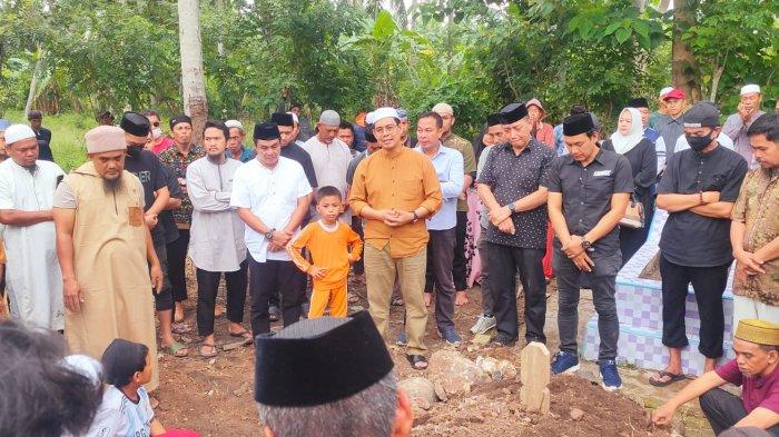 Wakil Bupati Bulukumba, A Edy Manaf (tengah) memimpin doa usai Ahmad Saleh dikubur.