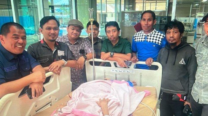 Wakil Ketua DPRD Sulsel Rahman Pina dan kolega menjenguk Dr Arqam Azikin di RS Dadi Makassar, Rabu 13 November 2024. Siang ini, Arqam dipindahkan ke RS Pelamonia Makassar untuk perawatan lebih lanjut.