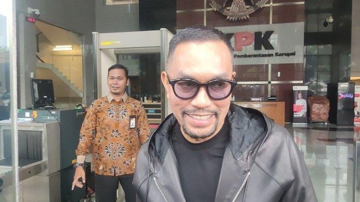 Wakil Ketua Komisi III DPR Ahmad Sahroni angkat bicara soal kabar bahwa Jampidsus Kejagung diduga dikuntit anggota Densus 88, karena sedang mendalami kasus korupsi timah. Menurut Sahroni idealnya secara kelembagaan, Kejaksaan Agung dan Polri wajib memiliki sinergi yang baik. Karenanya kata dia Komisi III DPR akan panggil Jaksa Agung dan Kapolri